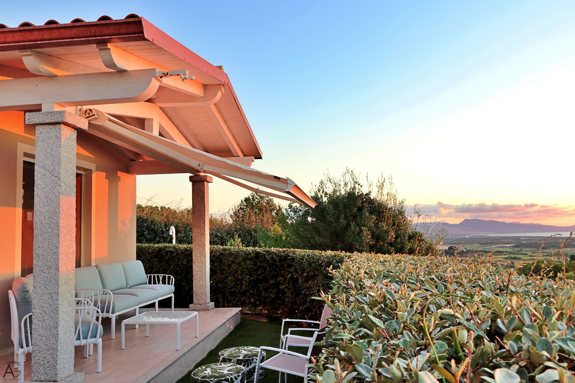 Villa privata al tramonto con vista sulla costa.
