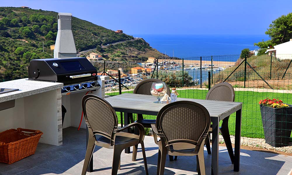 Cucina all'aperto con vista sul mare.