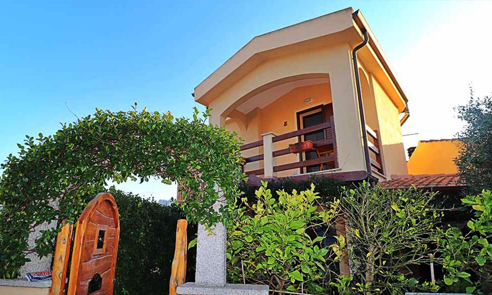 Villa indipendente immersa nel verde mediterraneo.