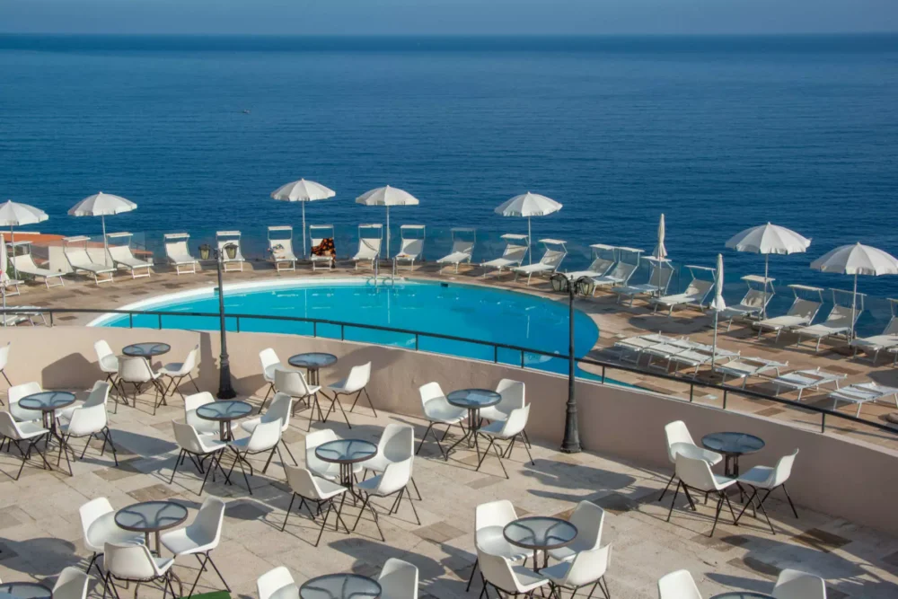Terrazza con piscina affacciata sul mare aperto.
