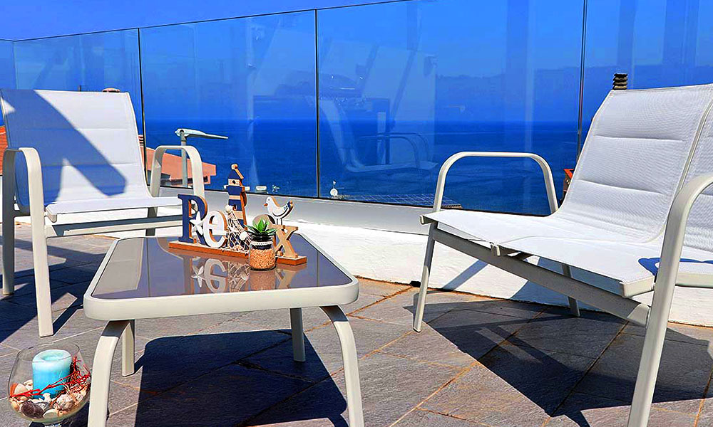 Terrazza panoramica affacciata sul blu.