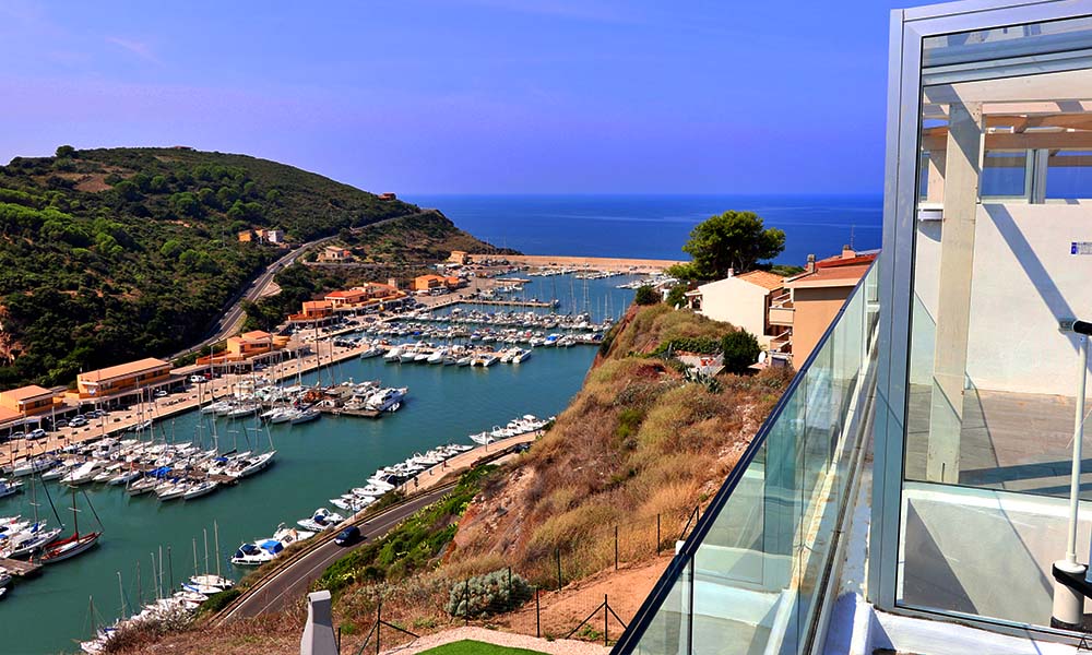 Residenza con vista sul porticciolo e la baia.