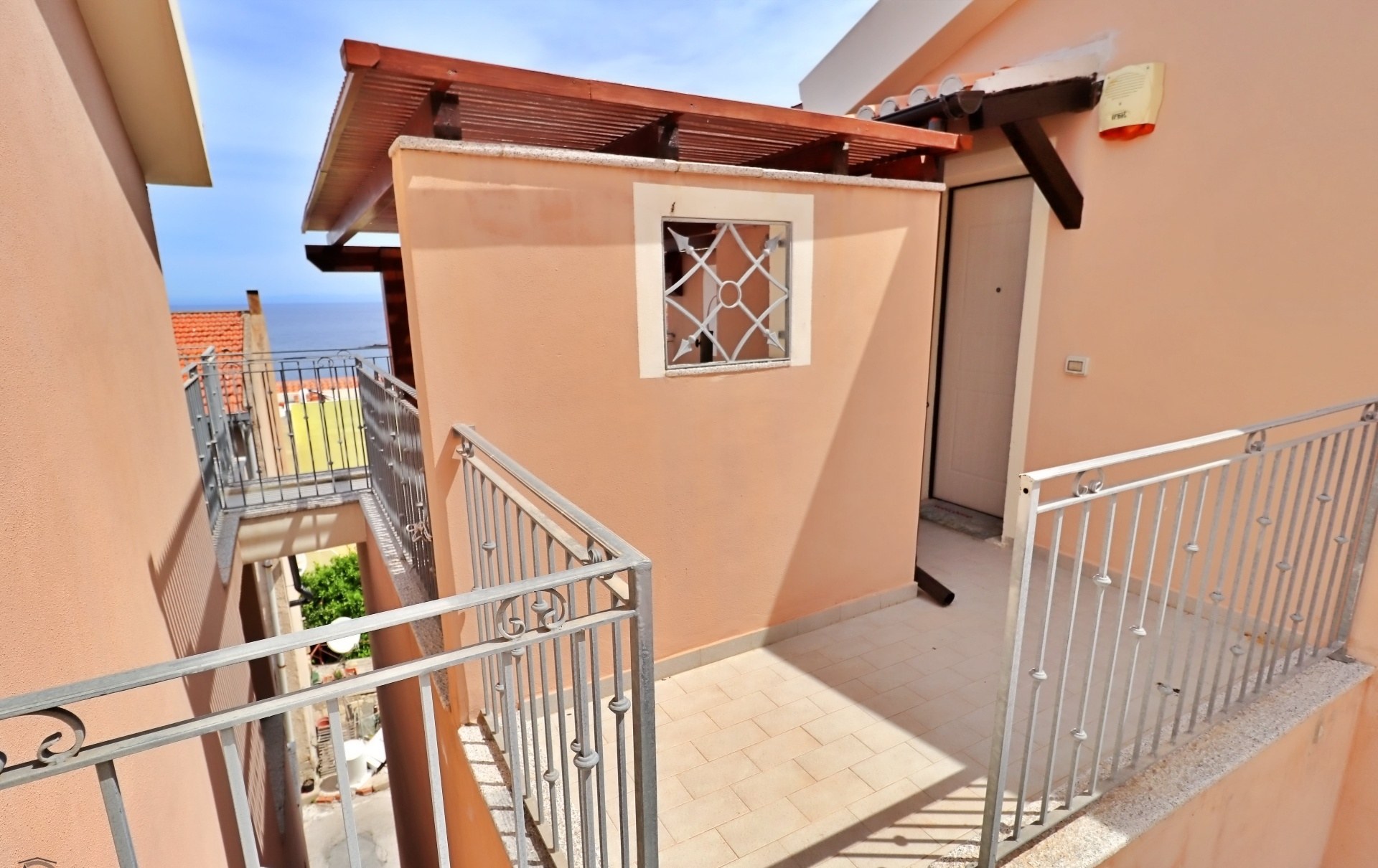 Terrazza d'accesso con scorcio sul mare.