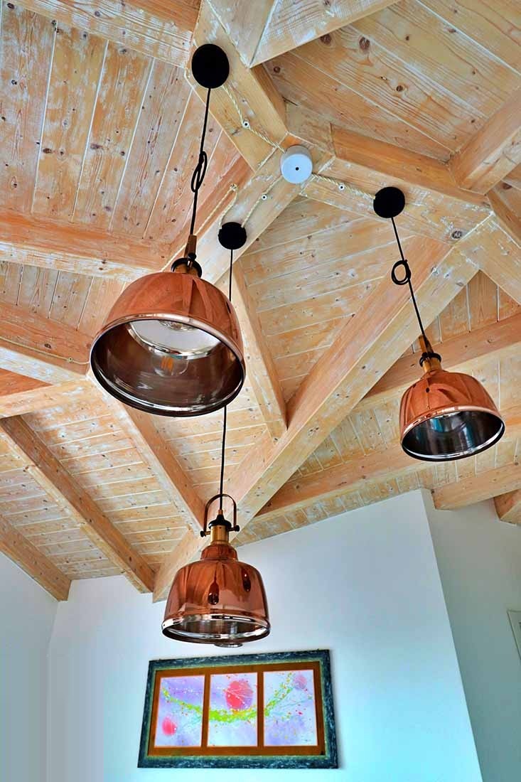 Illuminazione in rame su tetto in legno.