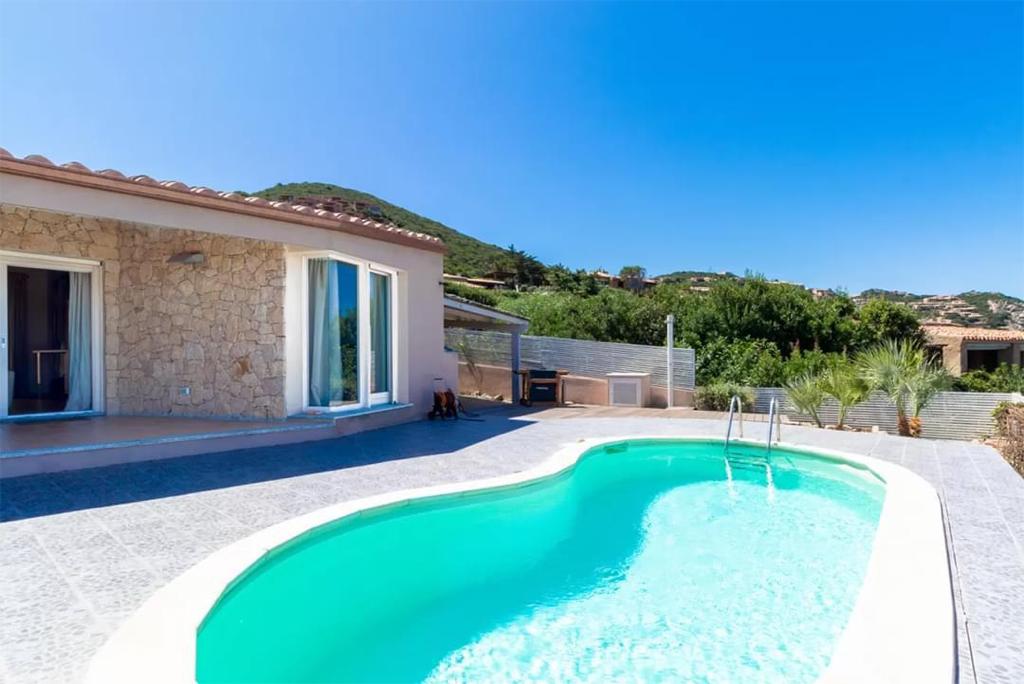 Villa privata con piscina e vista sulle colline.