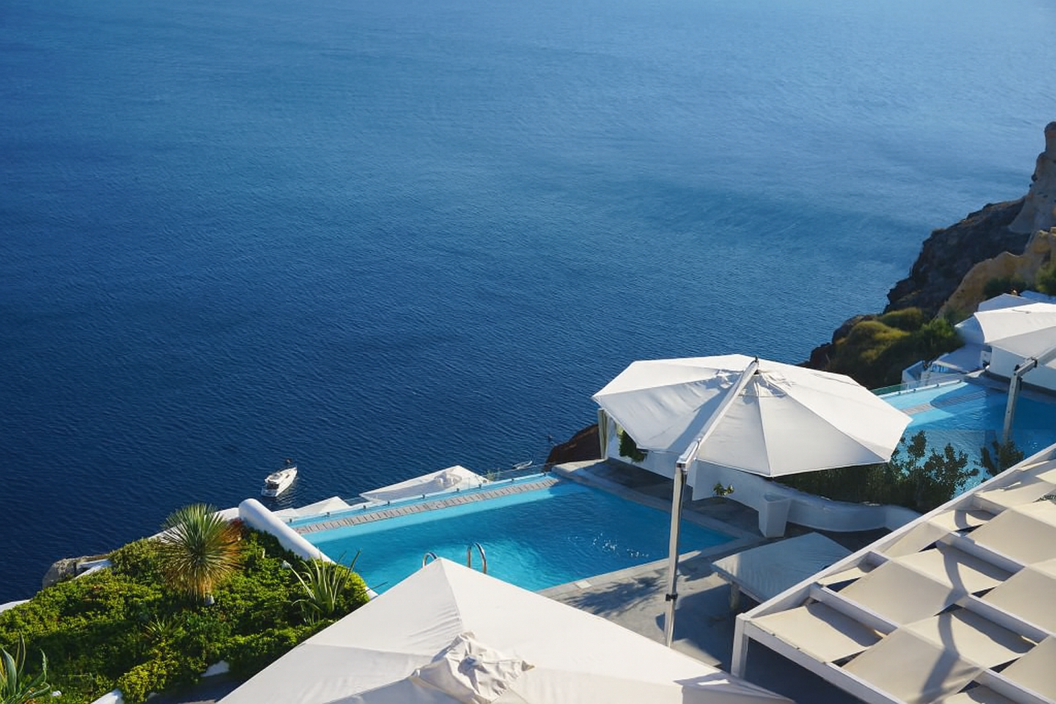 Coastal residence with infinity pool