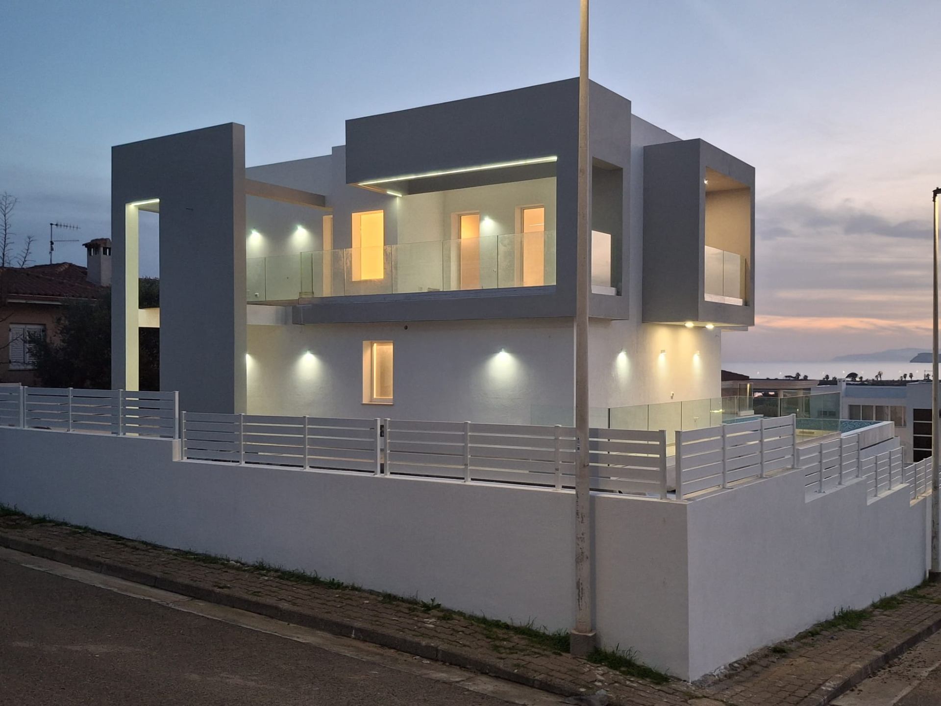 Villa contemporanea affacciata sul Mediterraneo all'ora blu.
