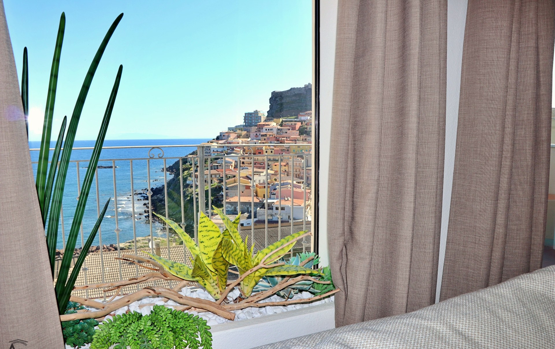 Vista dal balcone sul borgo e il castello.