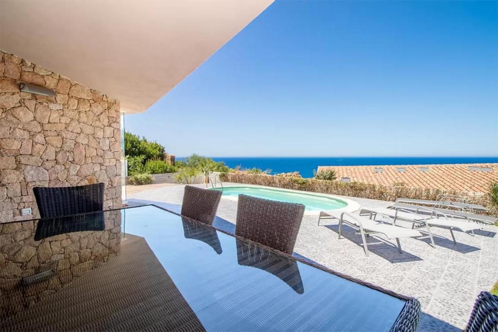 Terrazza in pietra con piscina panoramica.