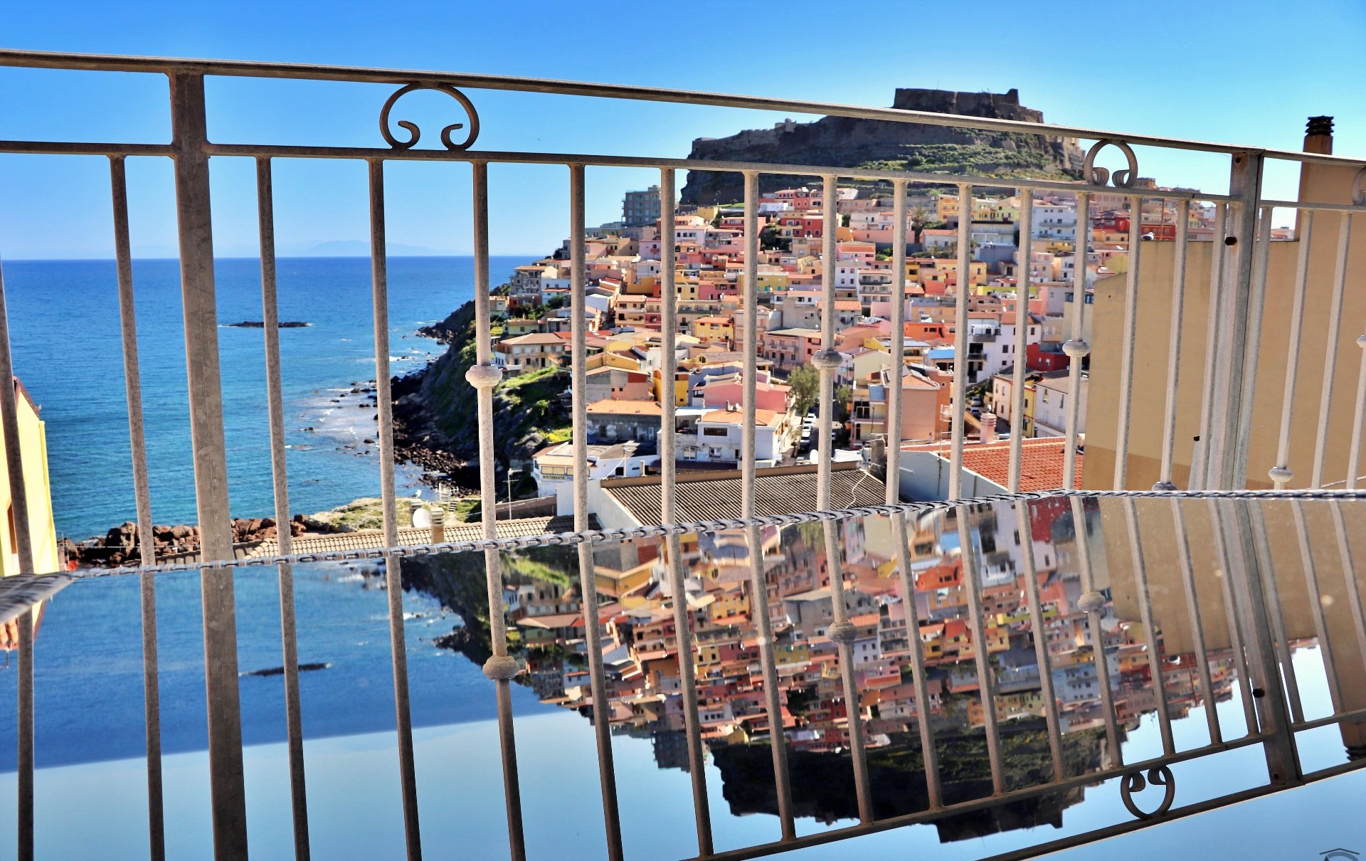 Panorama sulle case colorate e la fortezza.