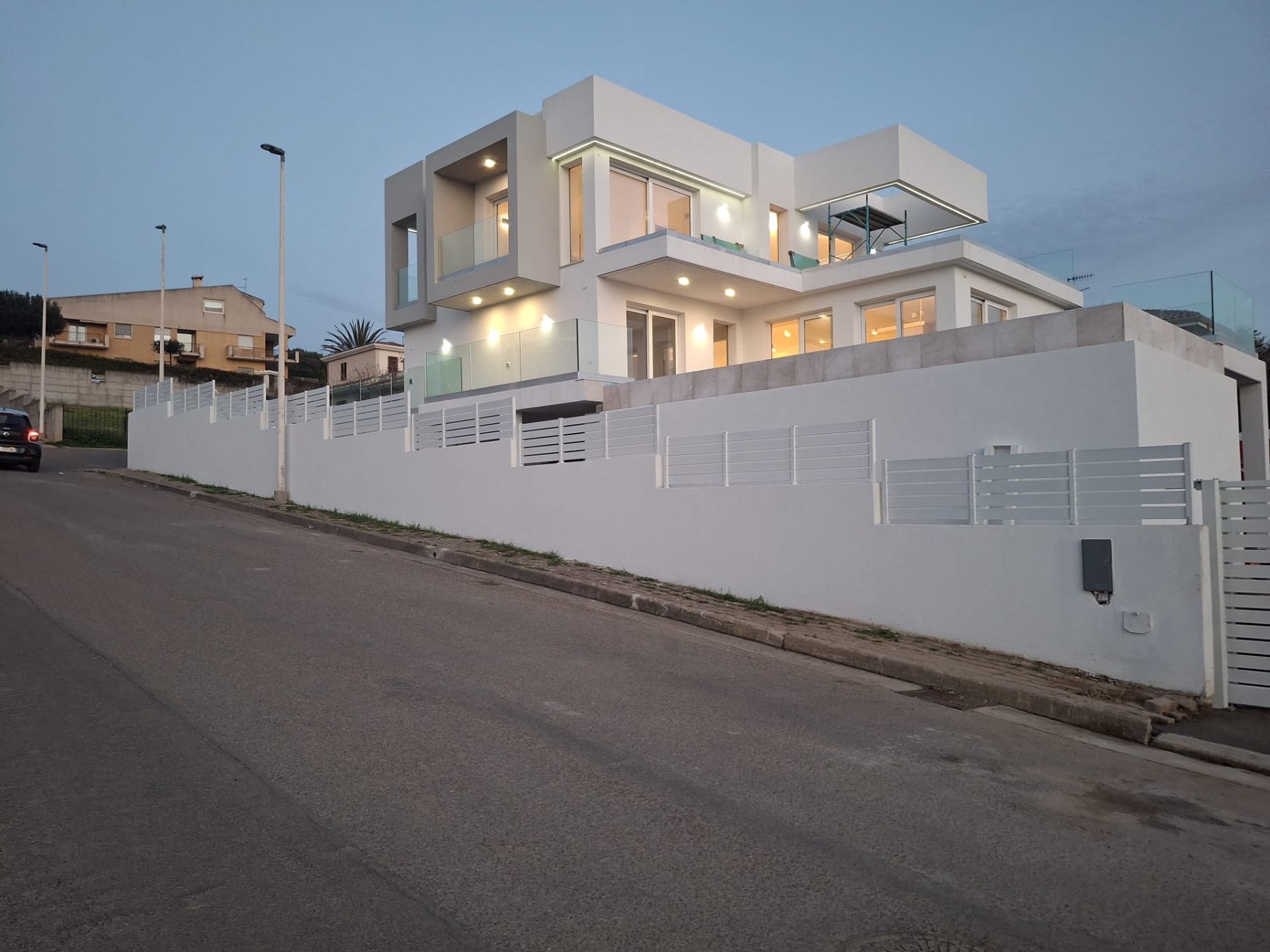 Nuova villa di design in contesto costiero.