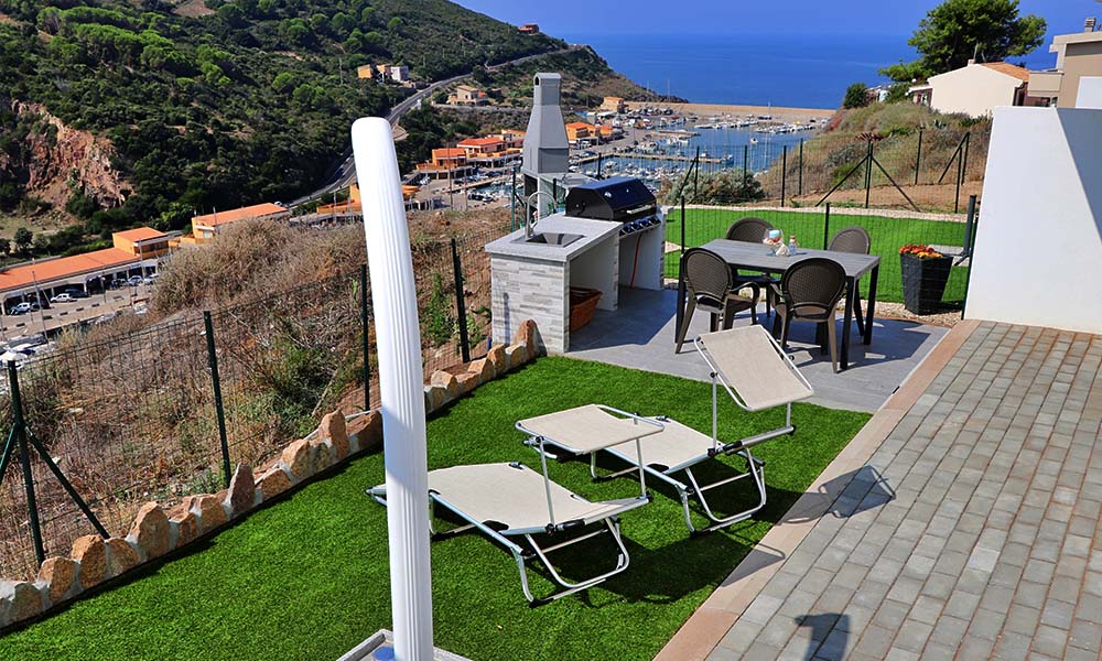 Area lounge esterna affacciata sulla costa.