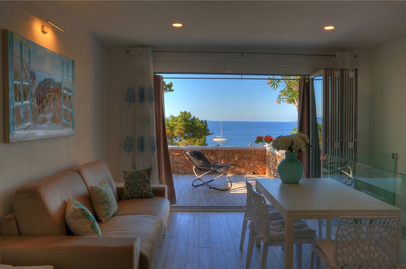 Salotto aperto sulla terrazza e sul mare.