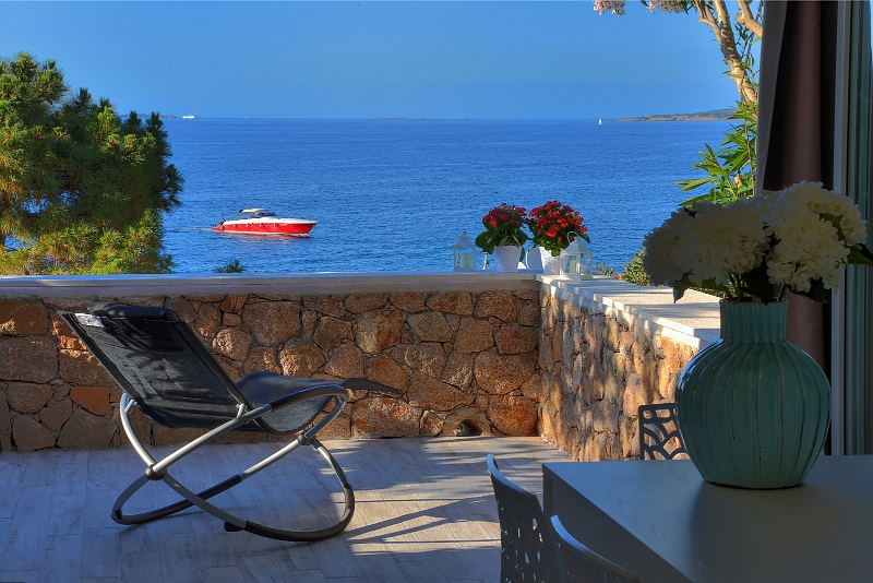 Terrazza in pietra affacciata sul mare cristallino.